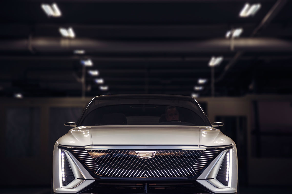 Cadillac Lyriq обзаведётся автопилотом Super Cruise, с которым можно будет ездить без рук на руле по дорогам США общей протяжённостью 322000 километров. Также электронный помощник обучен самостоятельно менять полосу движения по требованию водителя.