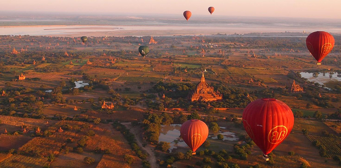 Flug im Heißluftballon über Bagan, Myanmar