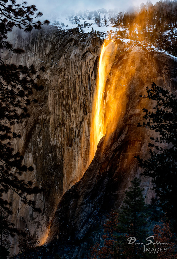 Водоспад Кінний Хвіст (Horsetail Fall) або Вогняний водоспад (Firefall)