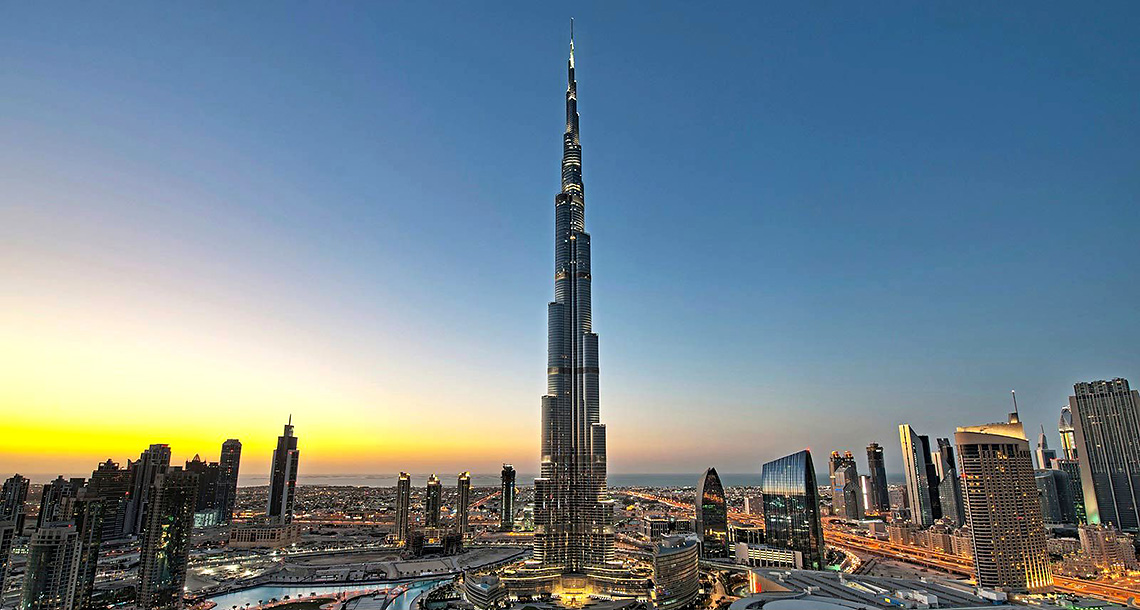 El Burj Khalifa se planeó originalmente para ser el edificio más alto del mundo. Cuando el rascacielos aún estaba en construcción, su altura de diseño se mantuvo en secreto. Esto se hizo en caso de que se diseñara un rascacielos de mayor altura en algún lugar; luego se podrían hacer ajustes al diseño de la torre de Dubai.