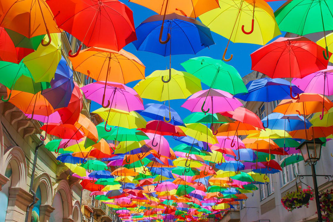 Obloha deštníků na ulicích Agueda, Portugalsko (Umbrella Sky Project)