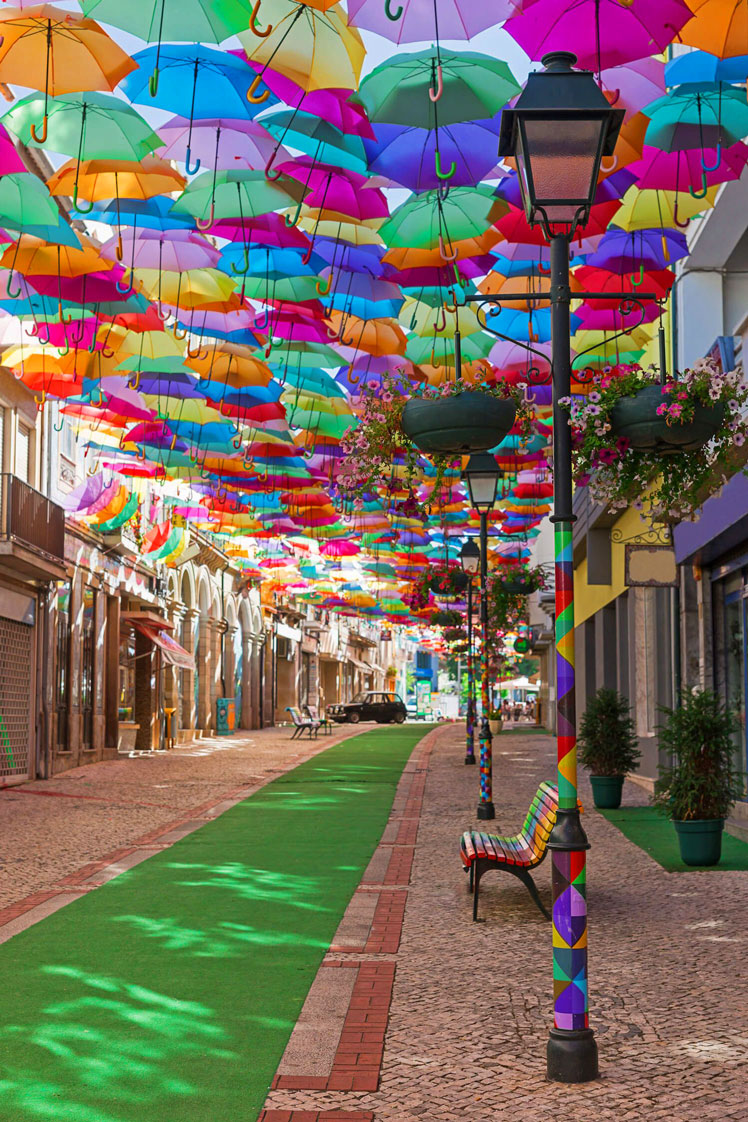 Obloha deštníků na ulicích Agueda, Portugalsko (Umbrella Sky Project)