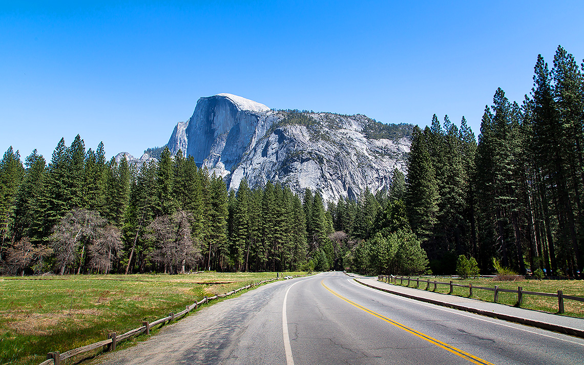 Half Dome est évidemment le rocher le plus célèbre du parc national de Yosemite. Half Dome est représenté sur la série de pièces commémoratives américaines de 25 cents (la série de pièces commémoratives de l'US Mint a commencé en 1999 pour mettre en valeur l'identité distincte de chacun des 50 États du pays)