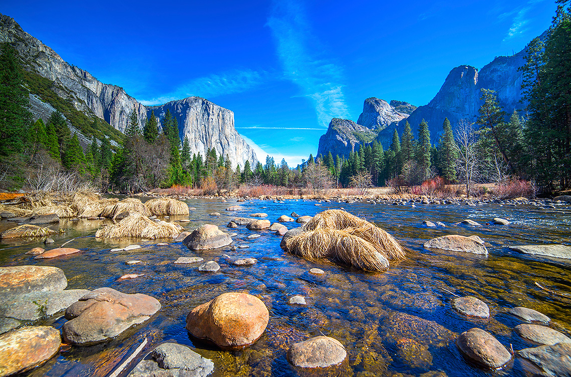 Berømt for sine landskaber og natur: imponerende granitklipper, vandfald, floder med klart vand, sequoiadendronlunde og rig biodiversitet (ca. 89% af parken betragtes som et vildmarksområde)