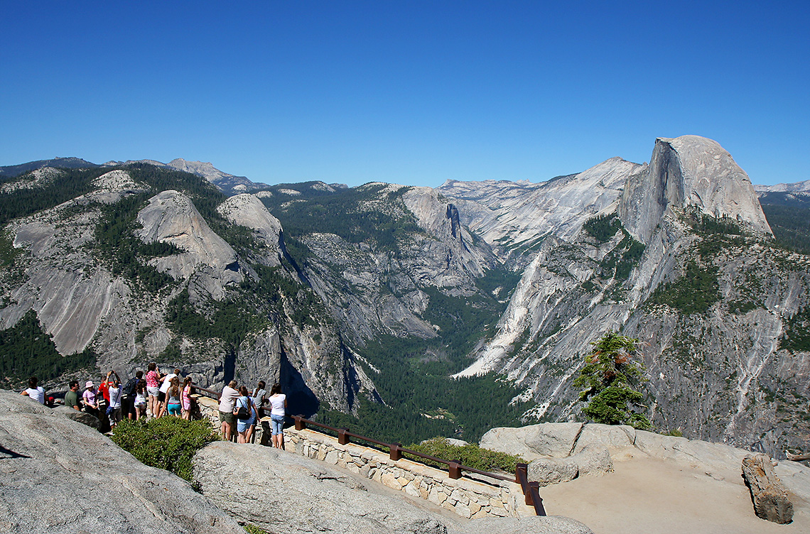 Glacier Point terletak di ketinggian 980 meter, menawarkan pemandangan Taman Nasional Yosemite yang menakjubkan