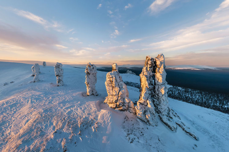 Fantasievolle stenen idolen Manpupuner in Komi | 360º zicht