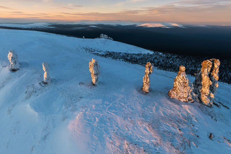 Fantasievolle stenen idolen Manpupuner in Komi | 360º zicht