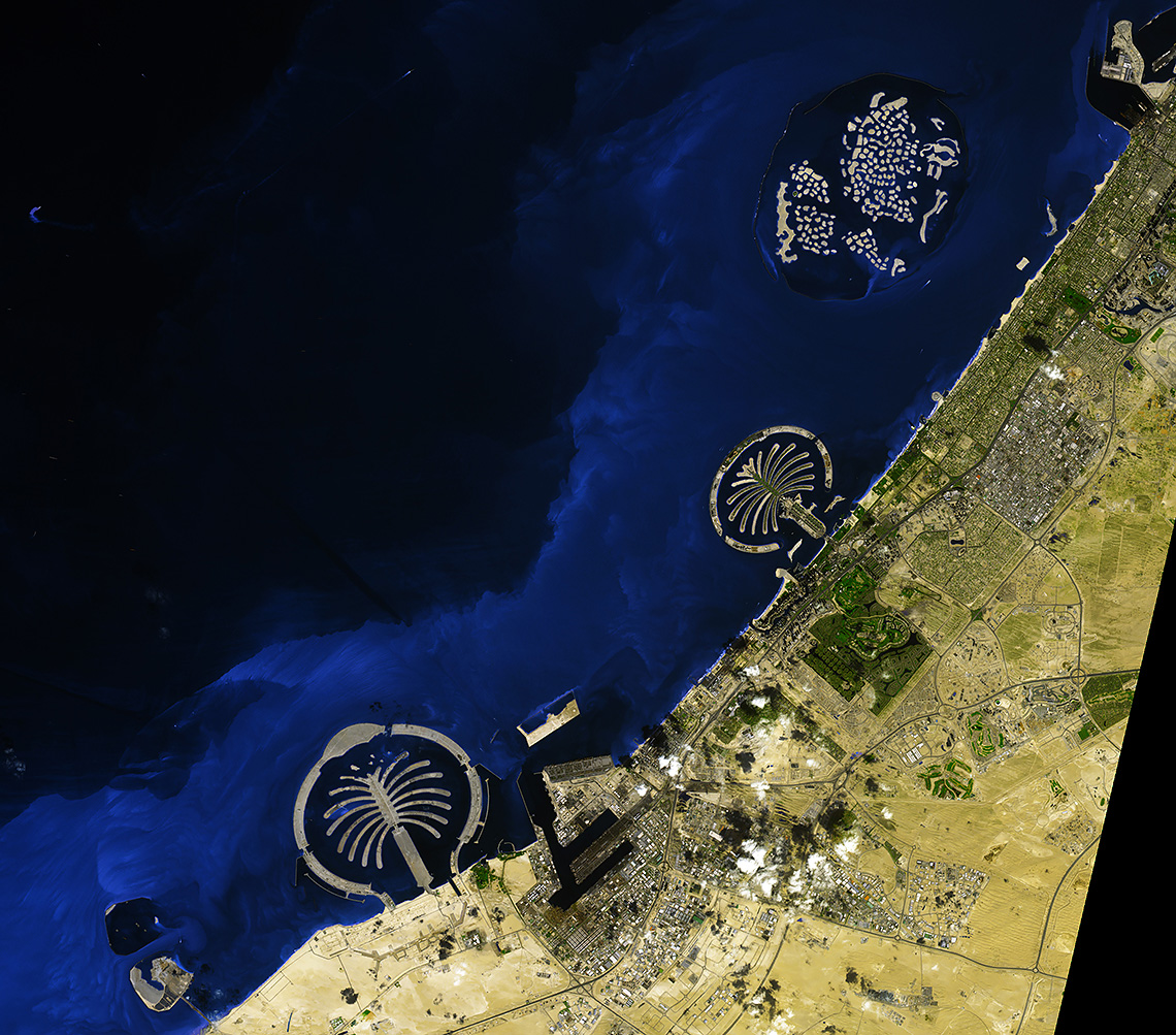 Palmové ostrovy Jumeirah a Jebel Ali, stejně jako souostroví Mir (pohled z vesmíru)