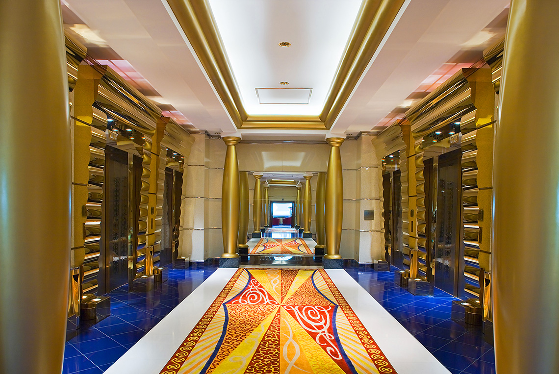 Burj Al Arab 拥有最快的电梯。 部分客房（“皇家公寓”）设有私人电梯。 这些房间还包含来自世界各地的奢侈品。