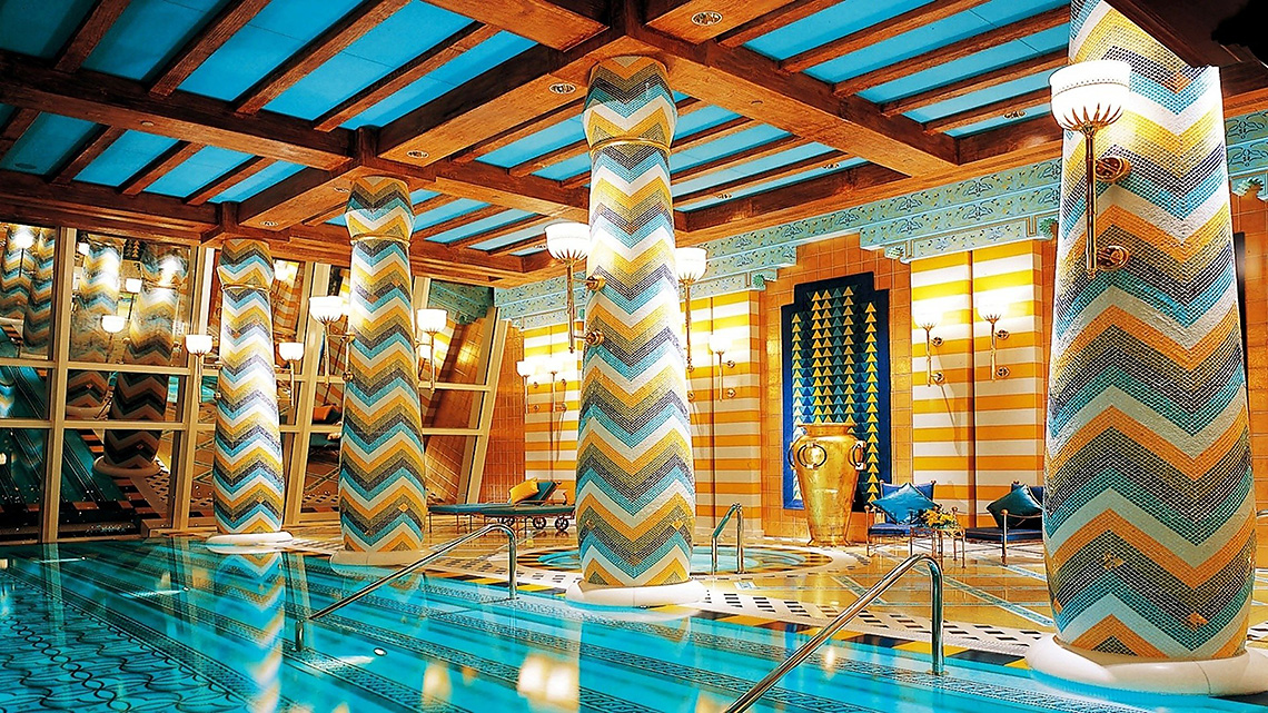 酒店的水疗中心设有室外游泳池和室内游泳池。