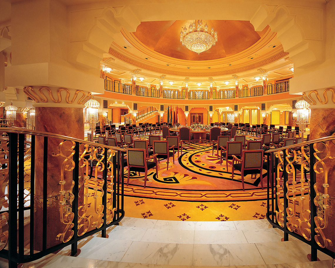 Многофункциональный бальный зал Al Falak с золотым куполом может быть использован для обедов, вмещая при этом до 400 человек. В отеле есть амфитеатр на 416 мест, оборудованный видео и конференц техникой. Также в распоряжении гостей 12 комнат для деловых встреч.
