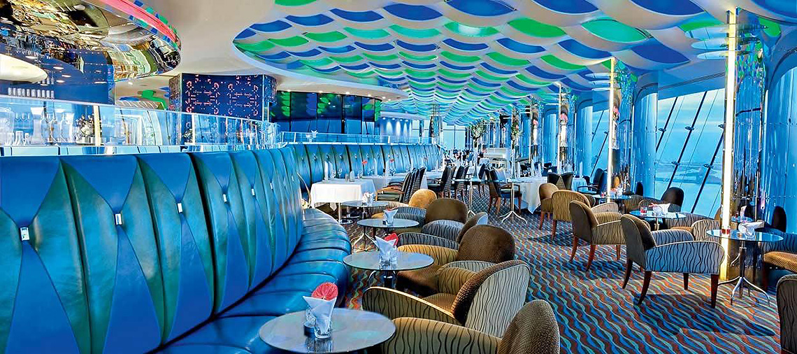 餐厅“El Muntana”——位于塔顶，似乎悬在空中。 从这里您可以欣赏到海湾、海岸和迪拜市的壮丽景色。