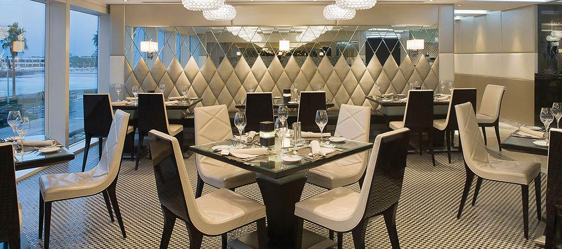 Своим гостям отель предлагает 6 ресторанов и 2 бара. Al Mahara – лучшая морская кухня, находится под водой с огромным аквариумом в центре. Al Muntaha – средиземноморская кухня, находится на 27-ом этаже. Al Iwan – арабская и международная кухня, выполнен в арабском стиле. Majlis Al Bahar – средиземноморская кухня, расположен вдоль берега. Bab Al Yam – международная кухня, с видом на море. Sahn Eddar – с видом на 32-метровый фонтан. Juna Lounge – бар рядом с рестораном Al Mahara с прекрасным выбором сигар. Skyview Bar – находится на 27-ом этаже, на высоте 200 м, смежный с рестораном Al Muntaha.