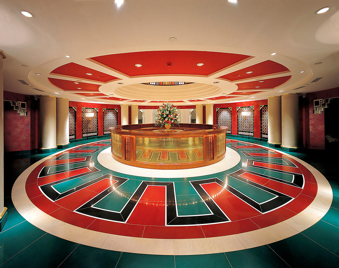 整个酒店可以分为“浪”和“帆”两个部分。 “波浪”（朱美拉海滩） – 酒店的下部，底部呈三角形。 由26层组成。 拥有600间海景客房和豪华套房。 酒店的整体氛围采用海洋风格设计。 露台和走廊类似于甲板，而大厅和餐厅则类似于远洋班轮的沙龙。