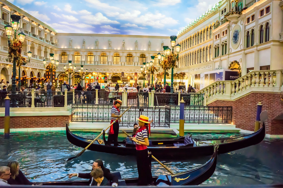 Die "Venetian"-Kanäle sind Teil des Fünf-Sterne-Casino-Hotels Venetian, das sich an der Hauptstraße von Las Vegas befindet. Beim Überschreiten der Schwelle des Hotels finden sich die Gäste in Klein-Venedig wieder