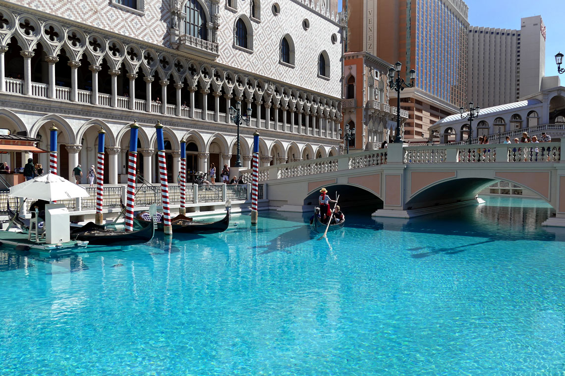 A szálloda területén Velence látnivalóinak kis másolatai láthatók. Csodálatos esőpalota, Grand Canal, St. Mark és más építészeti remekművek veszik körül a vendégeket az ünnep alatt. Libegőtúrák egy keskeny folyó mentén, fényes karneválok és egyéb szórakoztató programok.