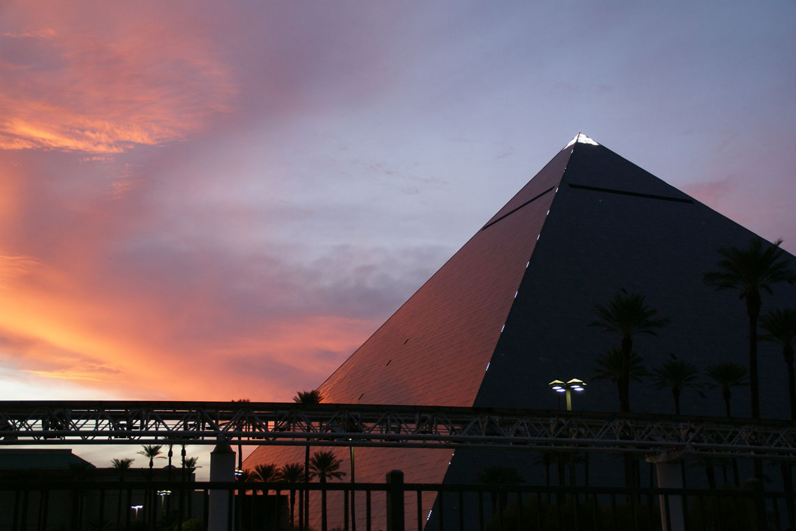 Das Luxor Las Vegas ist ein schwarzes Pyramidenhotel und Casino in Las Vegas. Es ist das drittgrößte Hotel in den USA und das sechstgrößte der Welt.