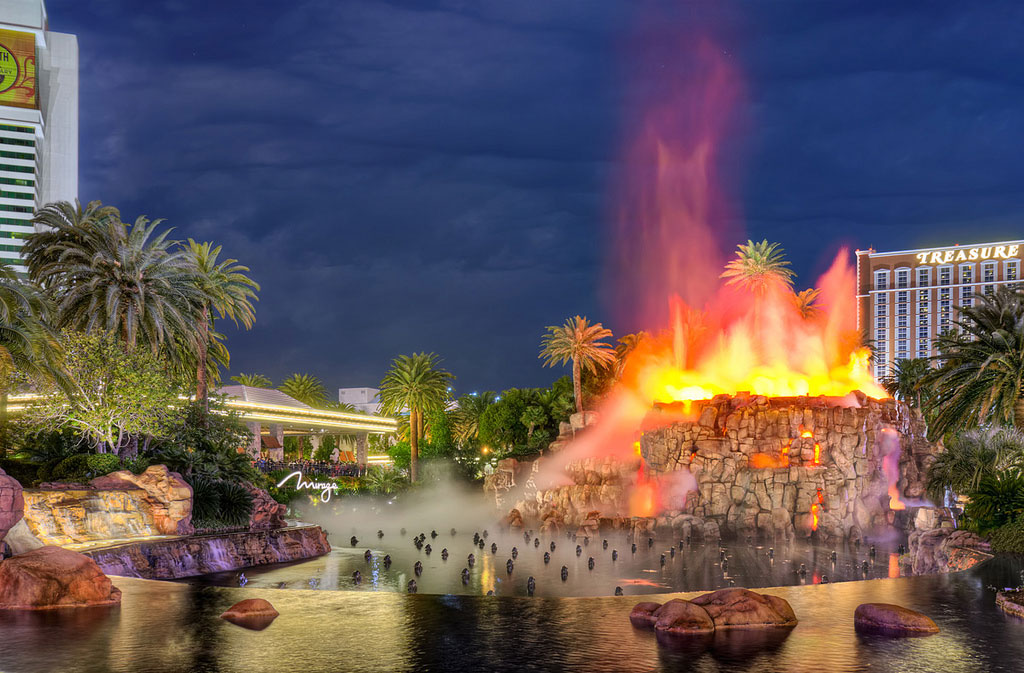 A szálloda előtt egy gyönyörű lagúna és egy vulkán található, melyek közelében esténként igazi tűz- és zeneshow bontakozik ki