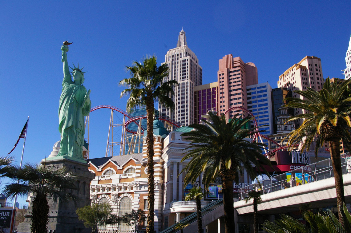 A Szabadság-szobor, amely a New York-i kaszinó hotel területén található, a Las Vegas Strip-en