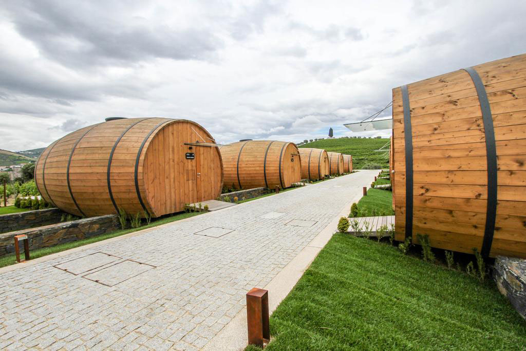 Quarto de hotel único em forma de barril de vinho