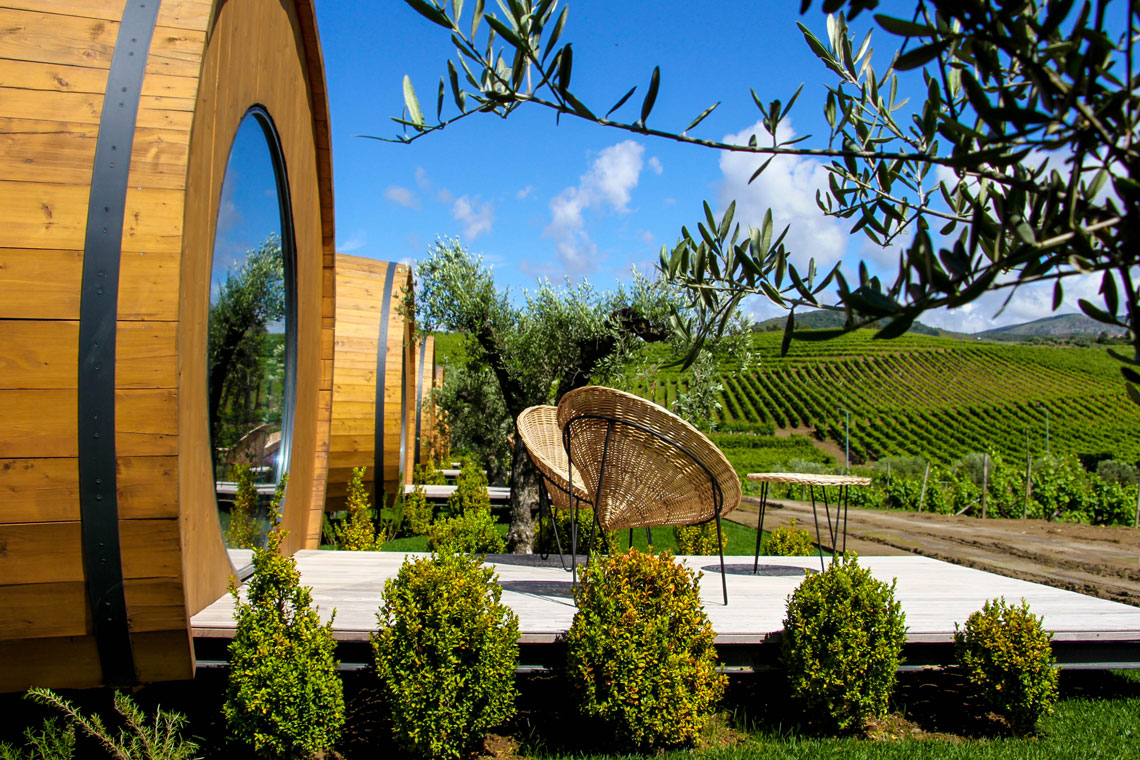 Quarto de hotel único em forma de barril de vinho