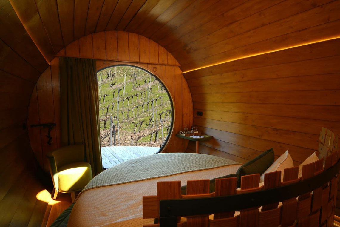 Quarto de hotel único em forma de barril de vinho