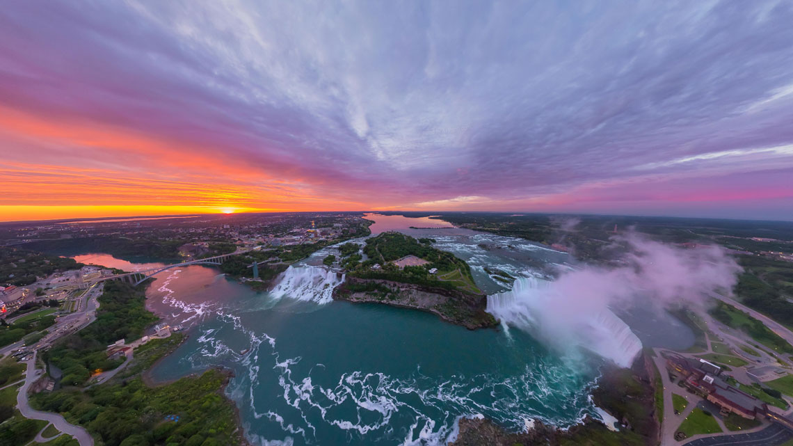 Příroda vytvořila komplex vodopádů na severoamerické řece Niagara, která spojuje dvě z Velkých jezer: Erie a Ontario. Každý z nich má svůj vlastní název: „Podkova“, „Americký“ a „Závoj“, ale všechny dohromady jsou spojeny pod názvem „Niagarské vodopády“.