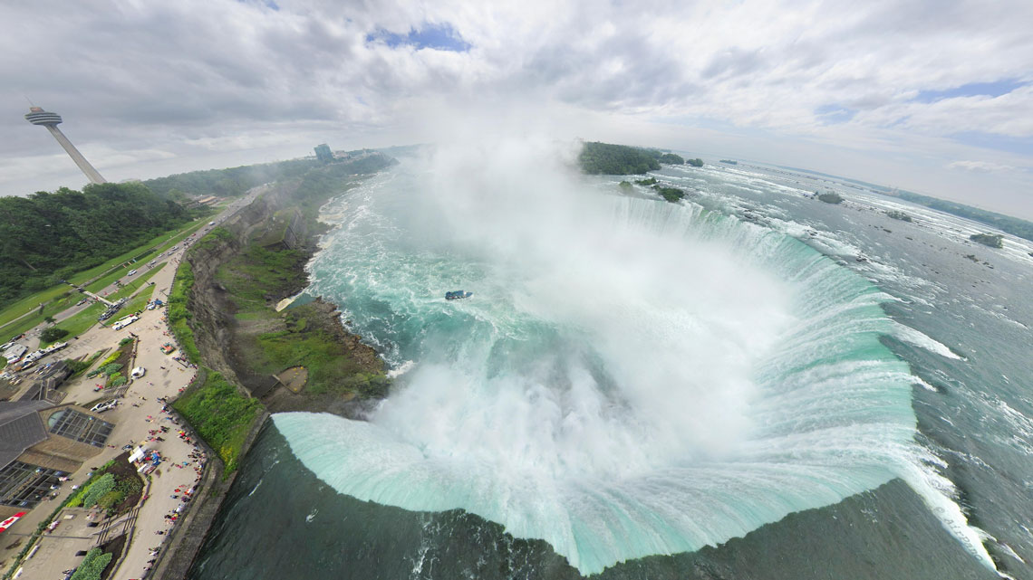 鸟瞰尼亚加拉大瀑布（使用 AirPano 服务拍摄的照片）。