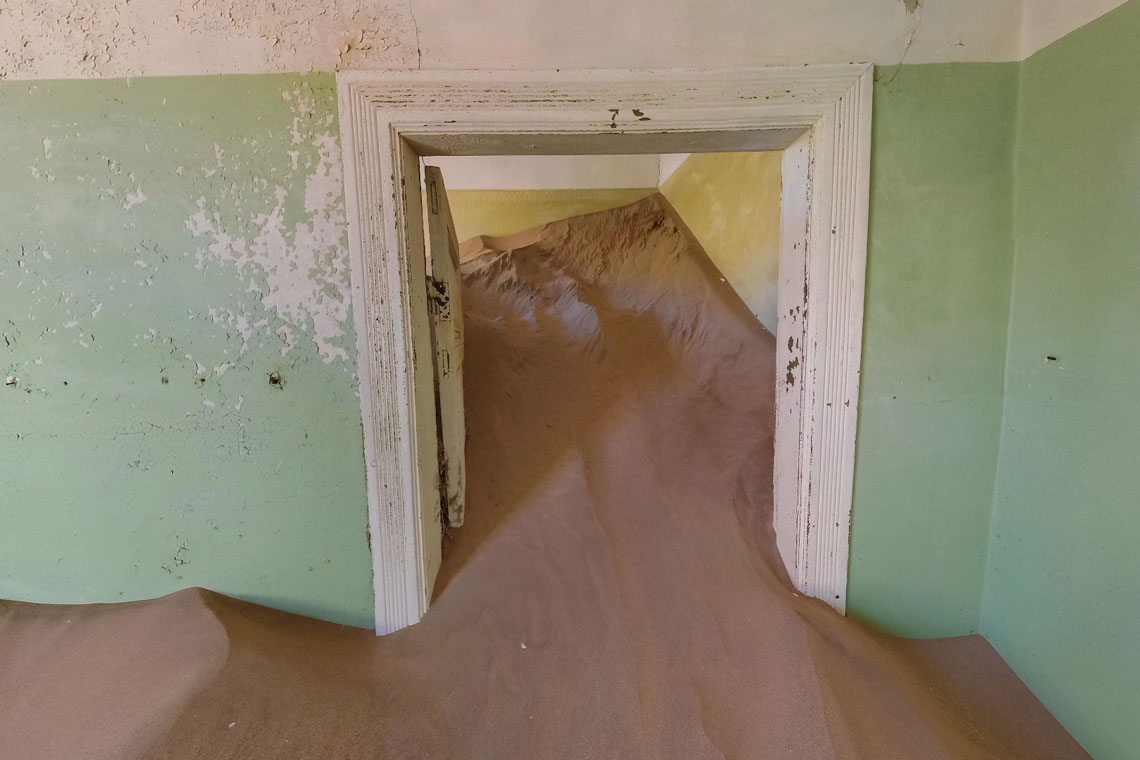 Beberapa bilik dipenuhi pasir di bawah siling