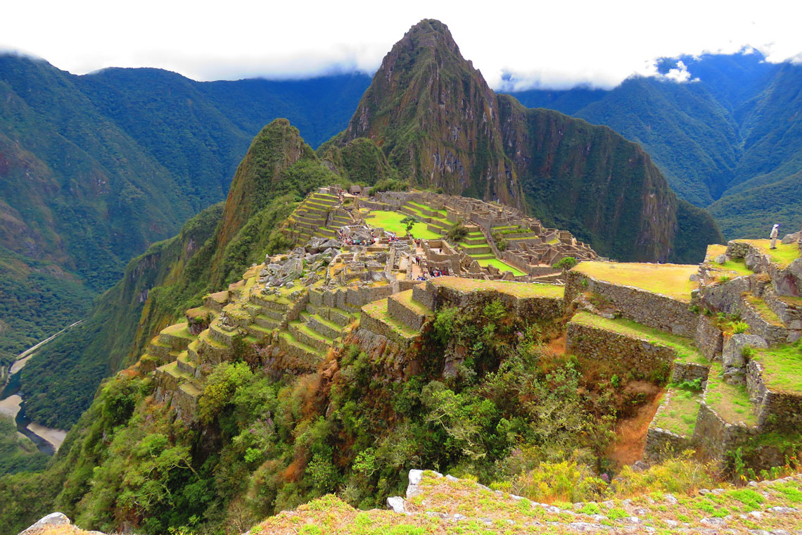 Den "förlorade staden" Machu Picchu är det mest kända och mest mystiska monumentet av inkakulturen i världen, naturligtvis inkluderat på UNESCO:s lista. Machu Picchu upptäcktes för bara hundra år sedan av en ren slump: en av de lokala bönderna berättade för arkeologer om de gamla högbergsruinerna. Detta är det enda inkamonumentet som spanjorerna har orört: antingen kom erövrarna helt enkelt inte hit, eller så var bönderna de stötte på mindre pratsamma.
