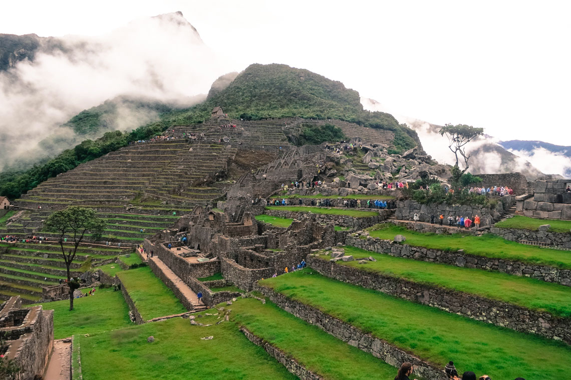 Machu Picchu har, särskilt efter att ha fått status som UNESCO:s världsarvslista, blivit ett centrum för massturism. 2011 togs beslut om att begränsa antalet besökare. Enligt de nya reglerna får endast 2500 400 turister per dag besöka Machu Picchu, varav högst 800 personer kan bestiga berget Huayna Picchu, som är en del av det arkeologiska komplexet. För att bevara monumentet kräver UNESCO att minska antalet turister per dag till XNUMX personer.