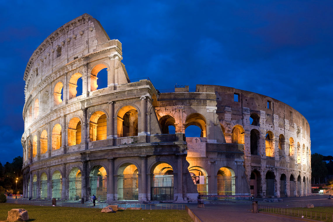 Colosseum är nu bevakat, spillrorna har lagts tillbaka där det är möjligt och nyfikna utgrävningar har gjorts i arenan, vilket har lett till upptäckten av källare som en gång tjänade till att trycka in grupper av människor och djur i arenan.