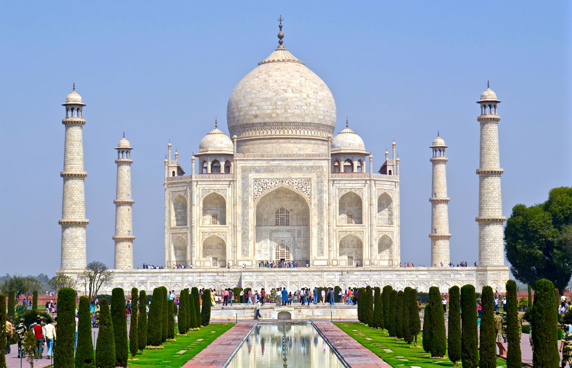 Taj Mahal är en mausoleum-moské belägen i Agra, Indien, på stranden av Jumnafloden. Taj Mahal anses vara det finaste exemplet på arkitektur i Mughal-stil, som kombinerar inslag av indiska, persiska och arabiska arkitekturstilar. 1983 utsågs Taj Mahal till en UNESCO: s världsarvslista: "den muslimska konstens pärla i Indien, ett av de universellt erkända mästerverken av arv som beundras över hela världen."