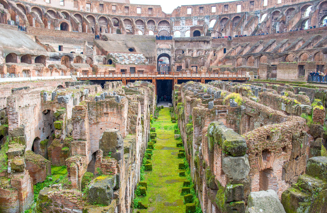 Trots alla svårigheter som Colosseum upplevt under århundradena, gör dess ruiner, utan sin tidigare yttre och inre dekoration, fortfarande ett starkt intryck med sin svåra majestät och ger en ganska tydlig uppfattning om var dess läge och arkitektur var.