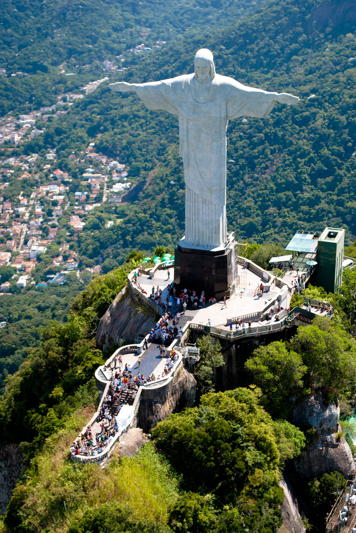 Statyn av Kristus Återlösaren i Rio de Janeiro är ett av de mest kända och populära monumenten i världen. Varje år stiger minst 1,8 miljoner turister till fots, varifrån ett panorama över staden och bukten öppnar sig med det pittoreska Sockertoppen, de berömda stränderna Copacabana och Ipanema, en enorm skål med Maracanã-stadion.