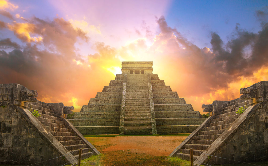 Chichen Itza är Mayafolkets politiska och kulturella centrum på norra delen av Yucatanhalvön (Mexiko). På mayaspråken betyder Chichen Itza "Vid mynningen av Itza-brunnen."