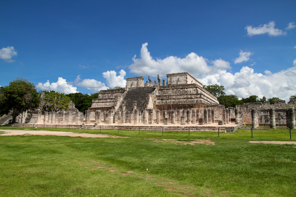 Chichen Itza är erkänt av UNESCO som ett världskulturarv och är den näst mest populära arkeologiska platsen bland turister i Mexiko. År 2007, enligt en undersökning, erkändes Mayastaden som ett av världens sju nya underverk (enligt organisationen New Open World Corporation).