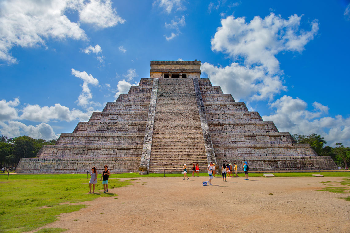Chichen Itza förblev en mäktig ekonomisk makt under dess storhetstid, vars inflytande sträckte sig till de norra mayaländerna, i synnerhet invånarna i staden kunde utvinna svåråtkomliga resurser, såsom obsidian från centrala Mexiko och guld från västra centralamerika. Mellan 900 och 1050 e.Kr. blev Chichen Itza ett ekonomiskt kraftpaket och handelsoas som kontrollerade ekonomin i norra och centrala Yucatán.