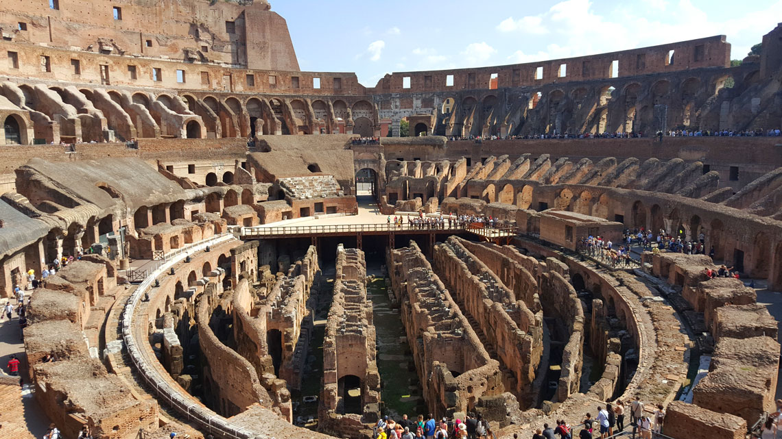 Byggandet av den största amfiteatern i hela den antika världen, med en kapacitet på över 50 tusen människor, genomfördes i åtta år, som en kollektiv konstruktion av kejsarna från den flaviska dynastin. Det började byggas år 72 e.Kr. Nu har Colosseum blivit en symbol för Rom och en av de mest populära turistattraktionerna.