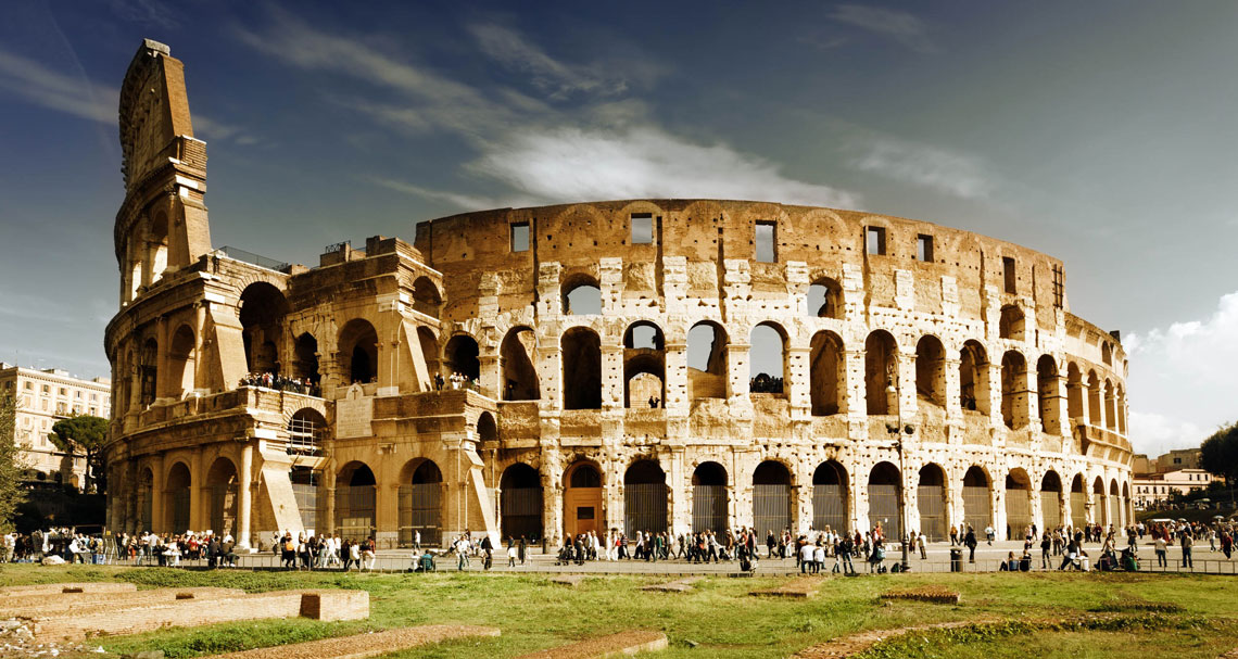 Colosseum, som en av de mest majestätiska byggnaderna, fungerar ofta som en symbol för Rom i samma utsträckning som Eiffeltornet är en symbol för Paris, Big Ben är en symbol för London, Spasskaya Tower i Kreml är en symbol för Moskva, det lutande tornet i Pisa är en symbol för Pisa, och Karlsbron är en symbol för Prag. När man schematiskt visar en karta över Europa markeras Rom ofta med en schematisk representation av Colosseum. Colosseum förevigades ursprungligen i en lista över världens sju underverk som sammanställdes av den romerske poeten Martial på 1:a århundradet.