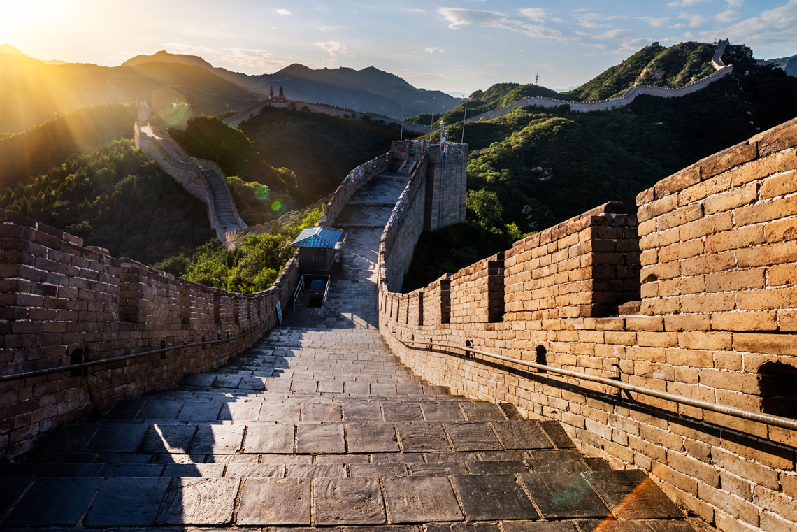 Велика Китайська стіна – найбільша пам'ятка архітектури. Проходить північним Китаєм протягом 8851,9 км (з урахуванням відгалужень), але в ділянці Бадалін проходить у безпосередній близькості від Пекіна (столиця Китаю). За іншими даними, довжина стіни від краю до краю – 21196 XNUMX км.