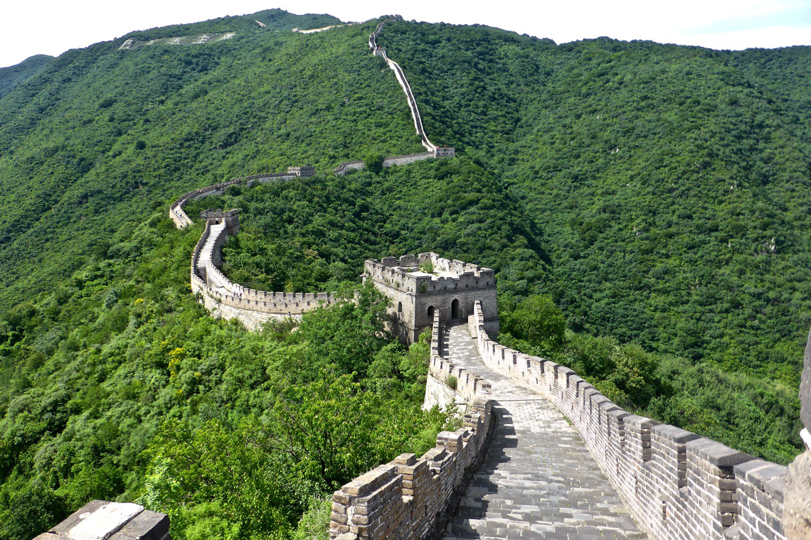 Byggandet av de första delarna av muren började på 3-talet f.Kr. under de krigande staterna (475–221 f.Kr.) för att skydda staten från Xiongnu. En femtedel av landets då levande befolkning, det vill säga omkring en miljon människor, deltog i bygget. Muren var tänkt att tydligt fastställa gränserna för den kinesiska civilisationen, bidra till konsolideringen av ett enda imperium, som bara består av ett antal erövrade kungadömen.