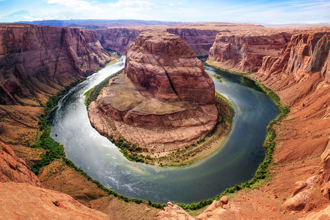 A Grand Canyon (vagy Grand Canyon vagy Grand Canyon) a világ egyik legmélyebb kanyonja. Székhely: Arizona (USA). A kanyont a Colorado folyó vágja át mészkőn, agyon és homokkőn keresztül. A kanyon hossza 446 km. A szélessége 6 és 29 km között változik. Mélysége eléri az 1800 métert.