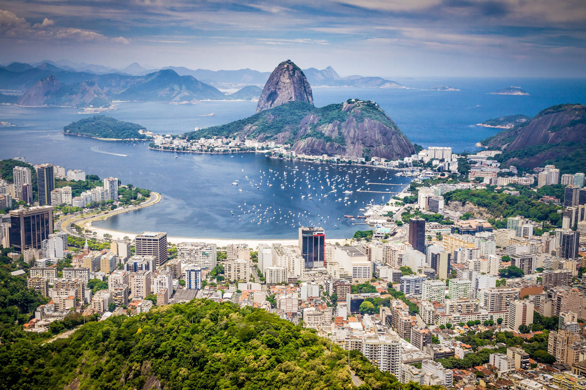 Az öbölről ismert, hogy egy 1,5 km széles szoros köti össze az óceánnal, amelyet felfedezésekor az európaiak egy folyóval kevertek össze. A felfedezésre 1502 januárjában került sor, és a „folyót” Janvarskaya-nak (De Janeiro) nevezték el. Valamivel később, amikor kiderült a hiba, és kiderült, hogy egyáltalán nem folyóról van szó, hanem a „Rio de Janeiro” név már gyökeret vert, nem nevezték át az ezeken a részeken felnőtt várost.