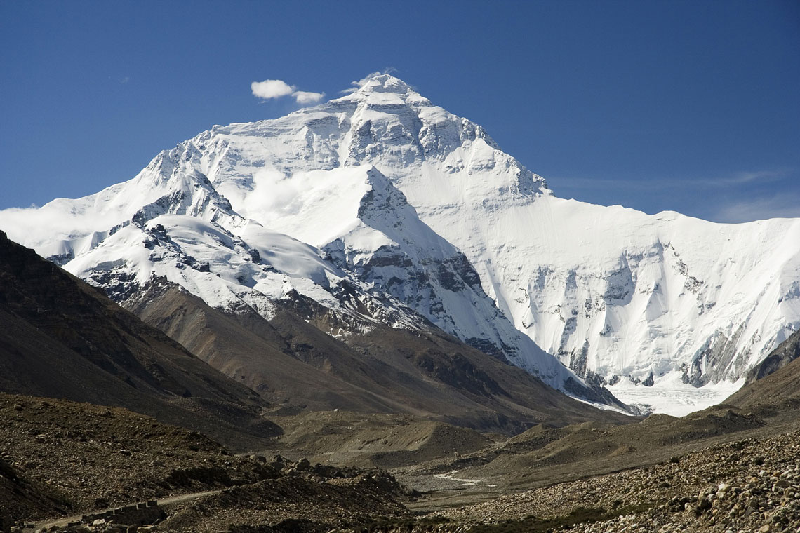 Az Everest vagy a Chomolungma a Föld legmagasabb csúcsa (8848 méter tengerszint feletti magasságban). A hegy a Himalájában található, melynek déli csúcsa (8760 méter) Nepál és a Tibeti Autonóm Terület (Kína) határán, az északi (fő) csúcsa (8848 méter) Kínában található.