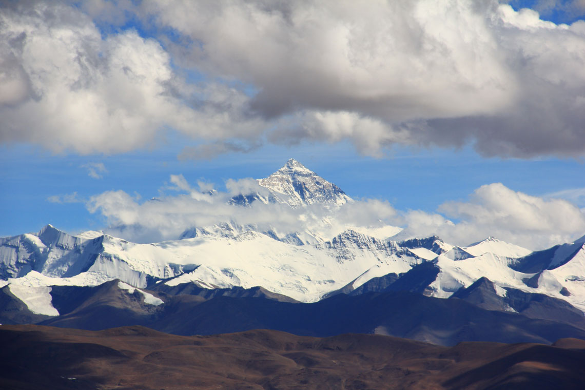 A Chomolungma tetején erős szél fúj, akár 200 km/h sebességgel. A januári havi átlagos levegőhőmérséklet -36 °C (néhány éjszakánként -50... -60 °C-ra is csökkenhet), júliusban 0 °C körül alakul. Az Everest, a Föld legmagasabb csúcsa, a hegymászók figyelmét felkelti; rendszeresek a mászási kísérletek. A csúcsra való feljutás körülbelül 2 hónapig tart – akklimatizációval és táborozással. Emelkedésenkénti tömegveszteség átlagosan 10-15 kg.
