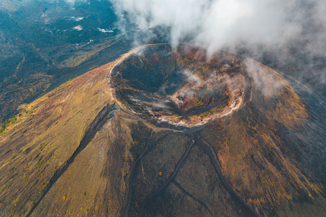 A Paricutin vulkán hihetetlenül gyorsan nőtt. 5. február 1943-én fedezték fel egy szántóföldön. Úgy nézett ki, mint egy 10 méteres hamuból és salakból álló kúp, amelynek mélyén folyamatosan robbanások történtek. Délre elérte az 50 méteres magasságot, majd egy héttel később a vulkán 150 méterrel tornyosult a mező fölé. Akár 350 km-es távolságban is robbanások hallatszottak, és hamu és kövek repültek az égbe egy kilométer magasan. Az év során a vulkán tovább nőtt, és 20. február 1944-án elérte a 336 méteres magasságot.