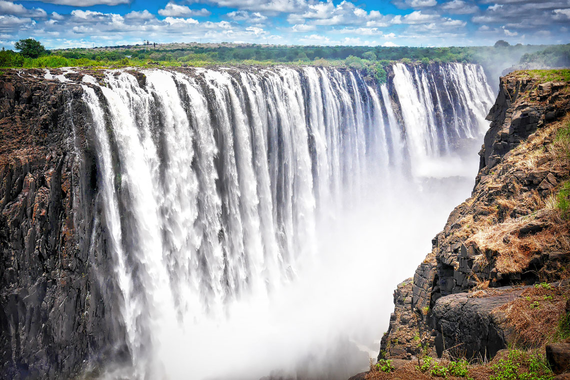 A Victoria-vízesés Dél-Afrikában, a Zambezi-folyón található, Zambia és Zimbabwe határán. A vízesés szélessége mintegy 1800 méter, magassága 120 méter. A Victoria-vízesés Dél-Afrika egyik fő látnivalója, az UNESCO Világörökség része. A Victoria az egyetlen vízesés a világon, amely több mint 100 méter magas és több mint egy kilométer széles.
