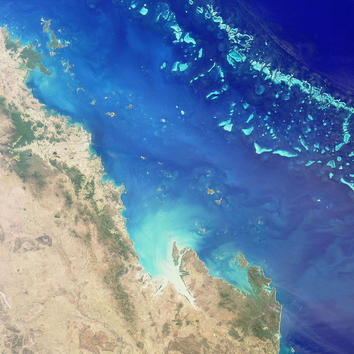 A Nagy-korallzátony a világ legnagyobb korallzátonya, amely a Csendes-óceánon található. Több mint 2 egyedi korallzátony és 900 sziget található a Korall-tengerben. A Nagy Korallzátony Ausztrália északkeleti partja mentén húzódik 900 km hosszan, és körülbelül 2 négyzetkilométernyi területet foglal el. A Nagy-korallzátony a Föld legnagyobb élőlények alkotta természeti objektuma – az űrből is látható.