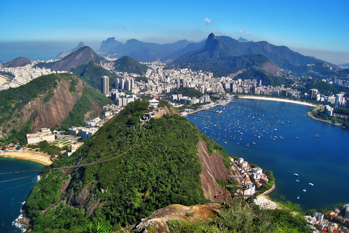 Rio egyedülálló "folyószerű" kikötője a Sugarloaf-hegyről és a Cocovardo-csúcsról, valamint a Tijuca-hegységről ismert. Mindez a világ egyik természeti csodájává teszi. A Guanabar-öbölben több mint 130 festői sziget található.